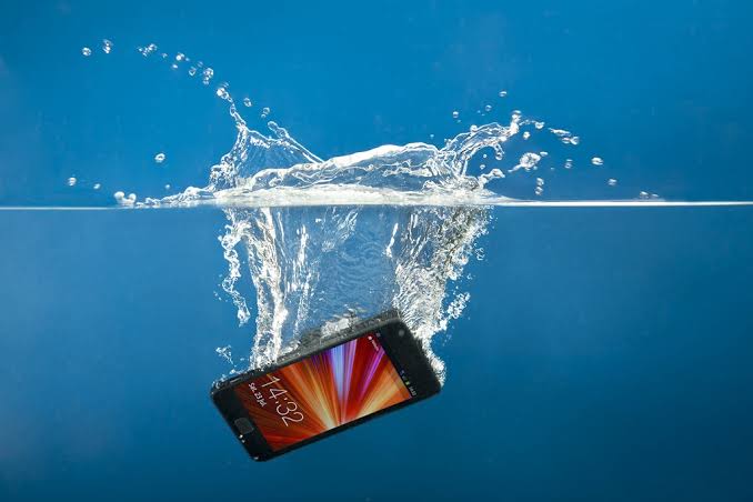 3 Steps to follow if your phone falls in the water