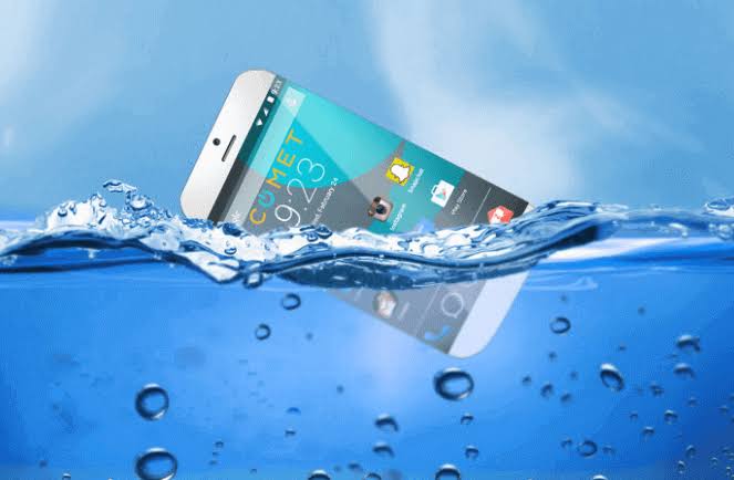 3 Steps to follow if your phone falls in the water